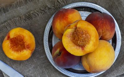 Sałatka z&nbsp;brzoskwinią i&nbsp;orzechami