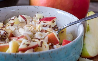 Serek wiejski z&nbsp;migdałami i&nbsp;sałatką owocową