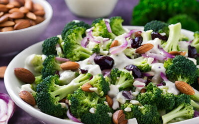 Zdrowa sałatka brokułowa z&nbsp;rodzynkami