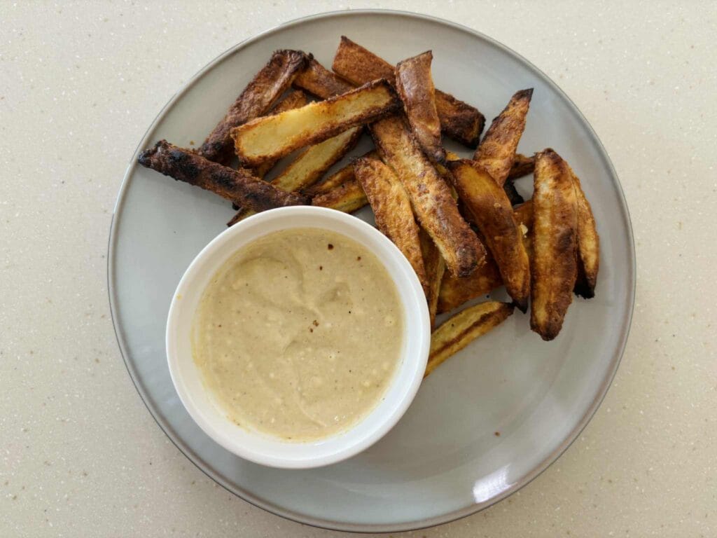 Chrupiące frytki z dipem jogurtowo musztardowym
