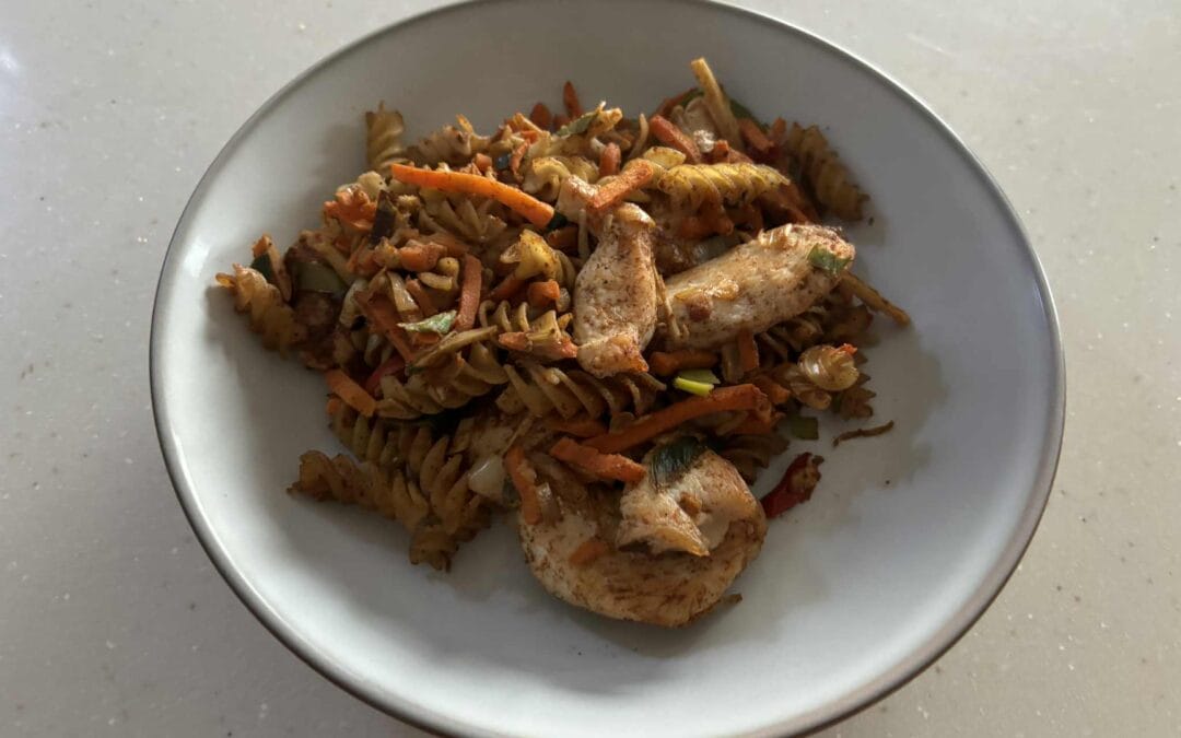 Orientalny makaron z&nbsp;warzywami i&nbsp;kurczakiem