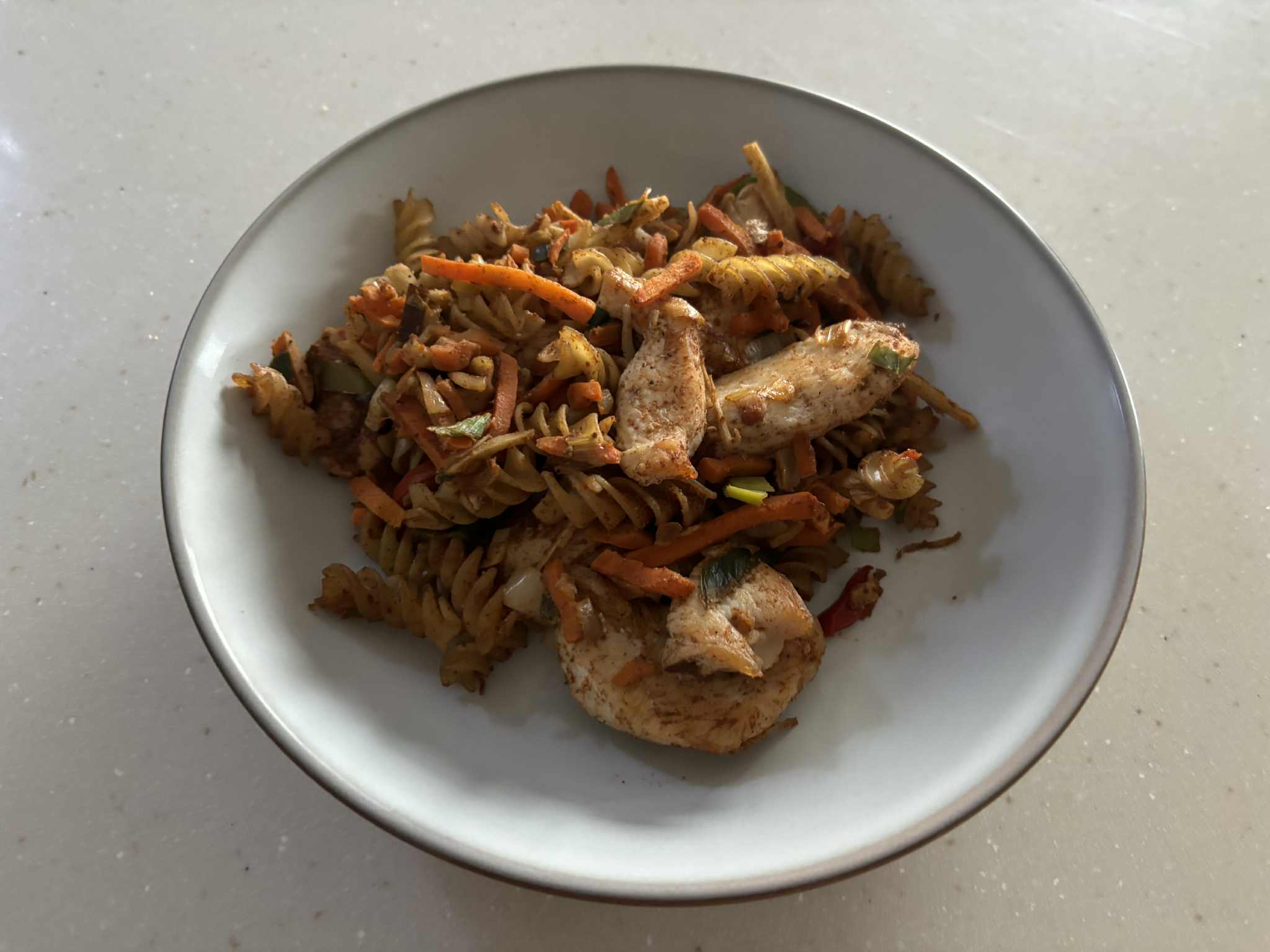 Orientalny makaron z warzywami i kurczakiem