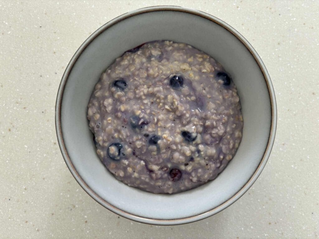 Owsianka budyniowa z cynamonem i borówkami