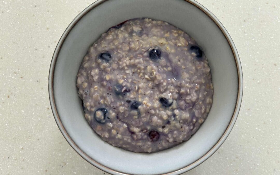 Owsianka budyniowa z&nbsp;cynamonem i&nbsp;borówkami