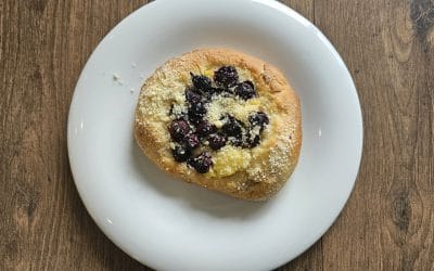 Drożdzówki z&nbsp;borówkami