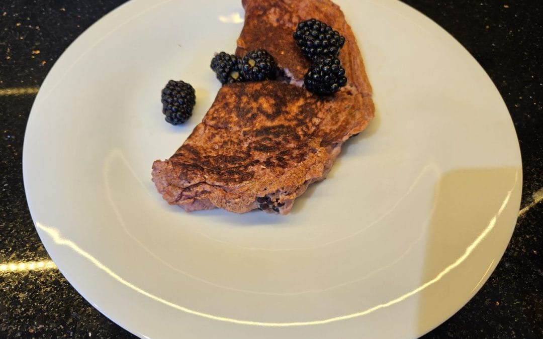 Różowy omlet owsiany z&nbsp;borówkami