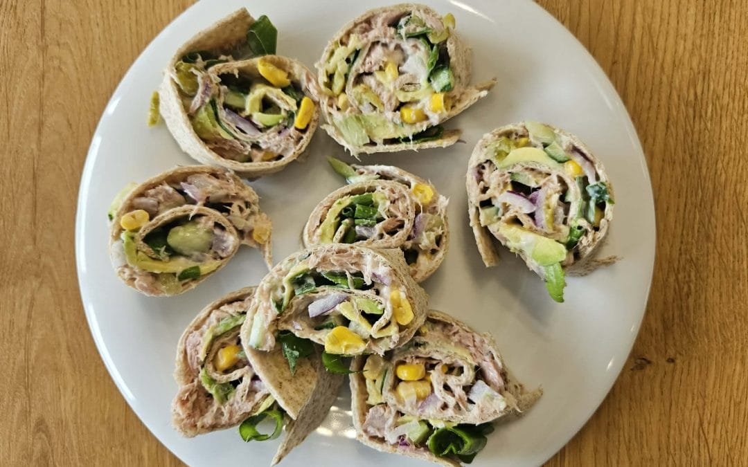 Tortillowe sushi z&nbsp;tuńczykiem i&nbsp;awokado