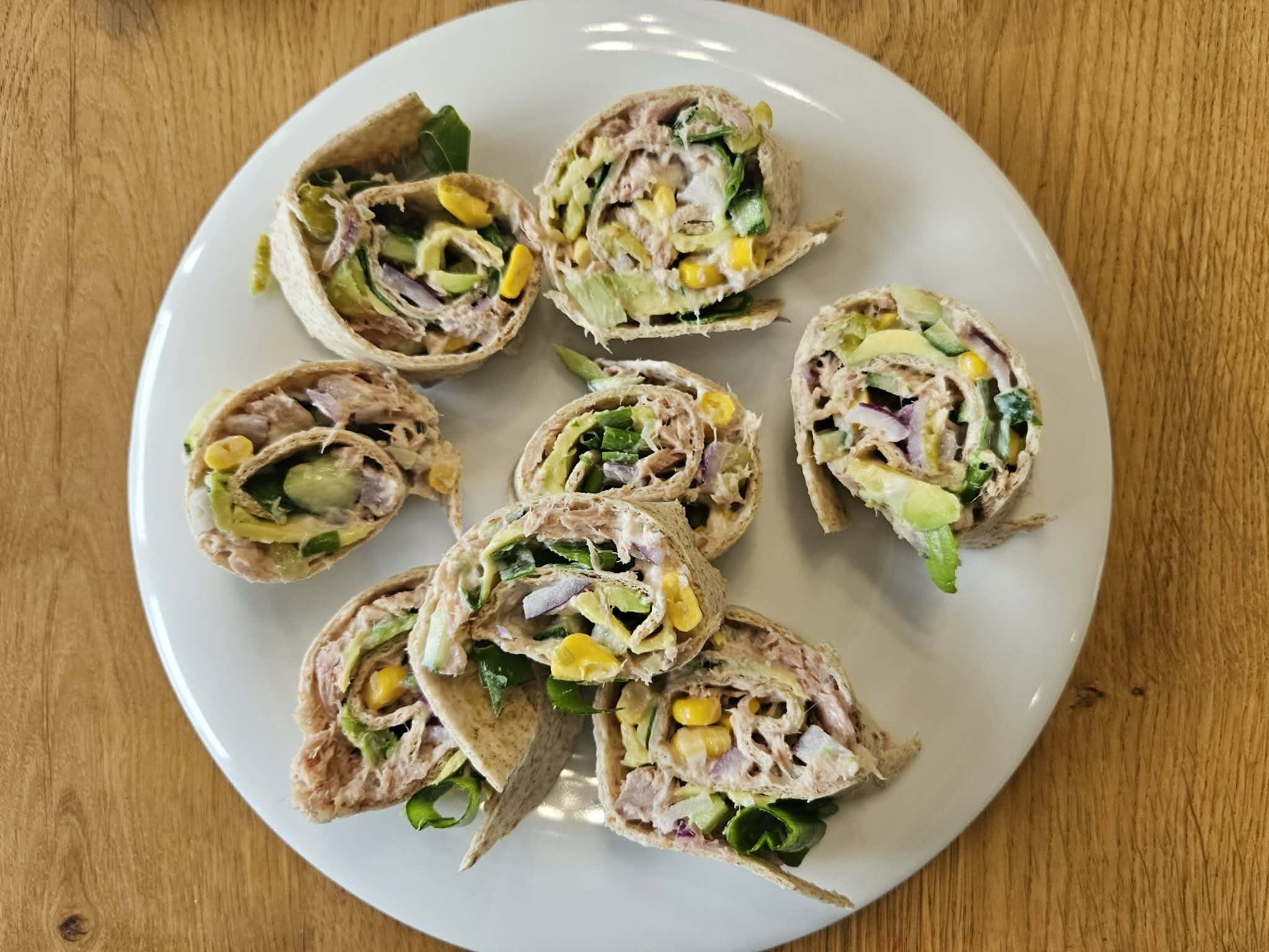 Tortillowe sushi z tuńczykiem i awokado (2 porcje)