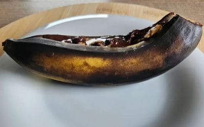 Pieczony banan z&nbsp;masłem orzechowym i&nbsp;orzechami