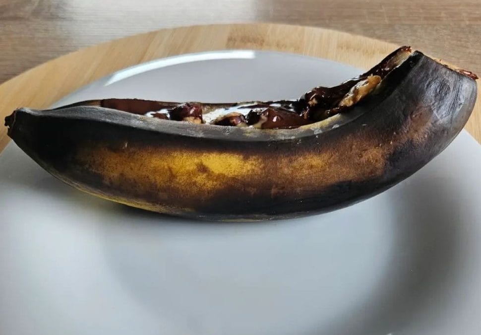Pieczony banan z&nbsp;masłem orzechowym i&nbsp;orzechami