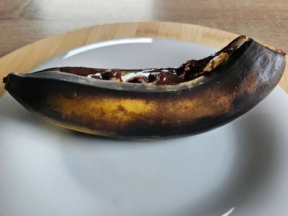 Pieczony banan z masłem orzechowym i orzechami