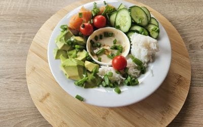 Sushi bowl z&nbsp;łososiem i&nbsp;awokado