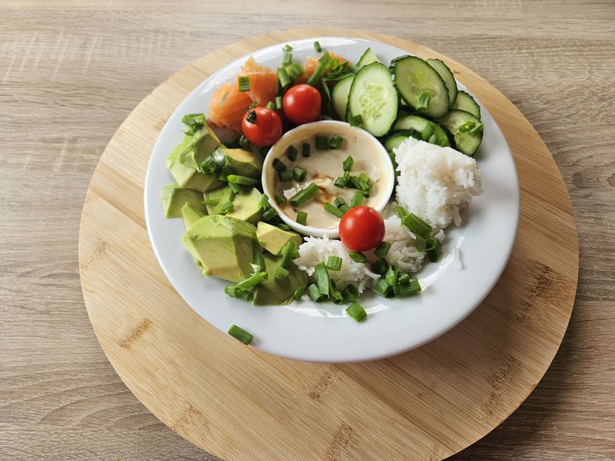 Sushi bowl z łososiem i awokado