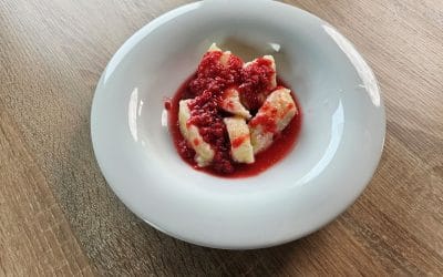 Wysokobiałkowe kluski lane z&nbsp;sosem malinowym